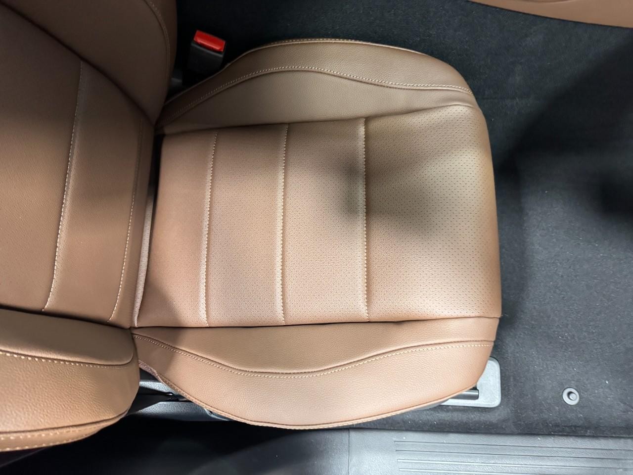 Mercedes-Benz GLE Vehicle Full-screen Gallery Image 19