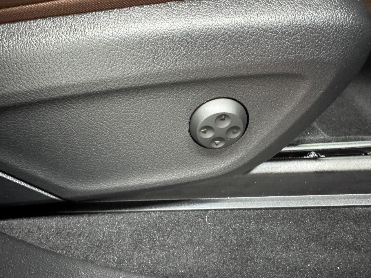 Mercedes-Benz GLE Vehicle Full-screen Gallery Image 20