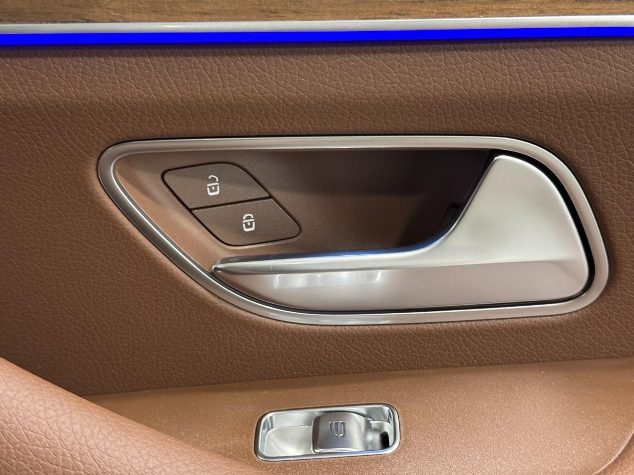 Mercedes-Benz GLE Vehicle Full-screen Gallery Image 22