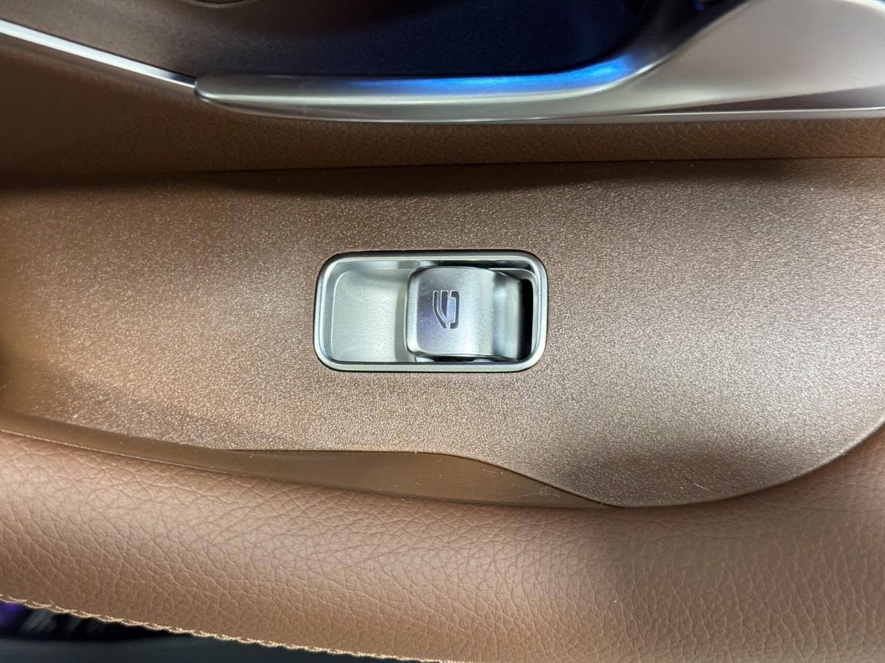 Mercedes-Benz GLE Vehicle Full-screen Gallery Image 23