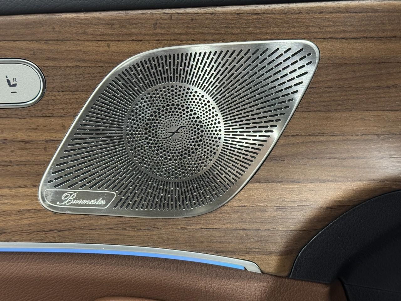 Mercedes-Benz GLE Vehicle Full-screen Gallery Image 24