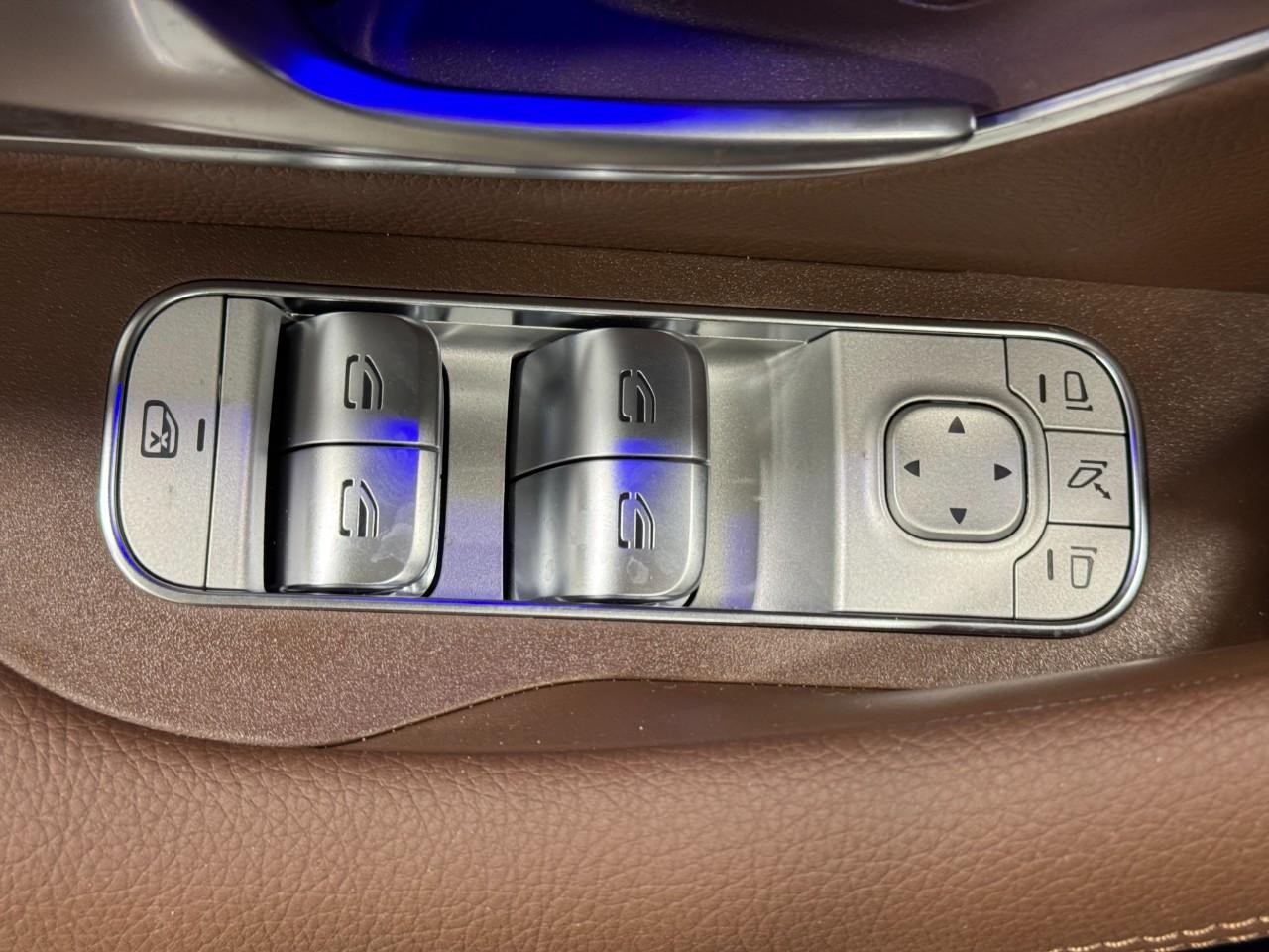 Mercedes-Benz GLE Vehicle Full-screen Gallery Image 27