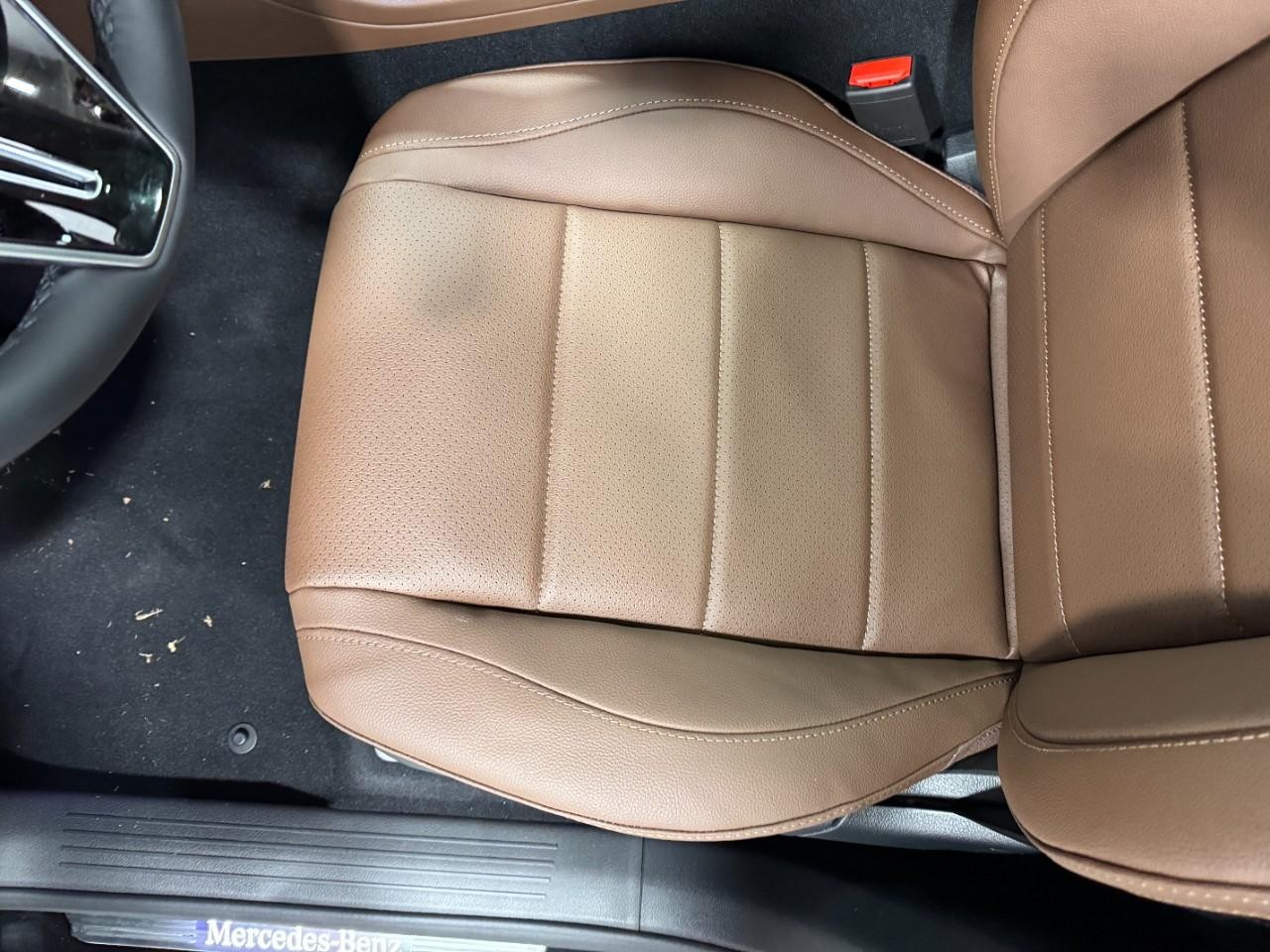 Mercedes-Benz GLE Vehicle Full-screen Gallery Image 30