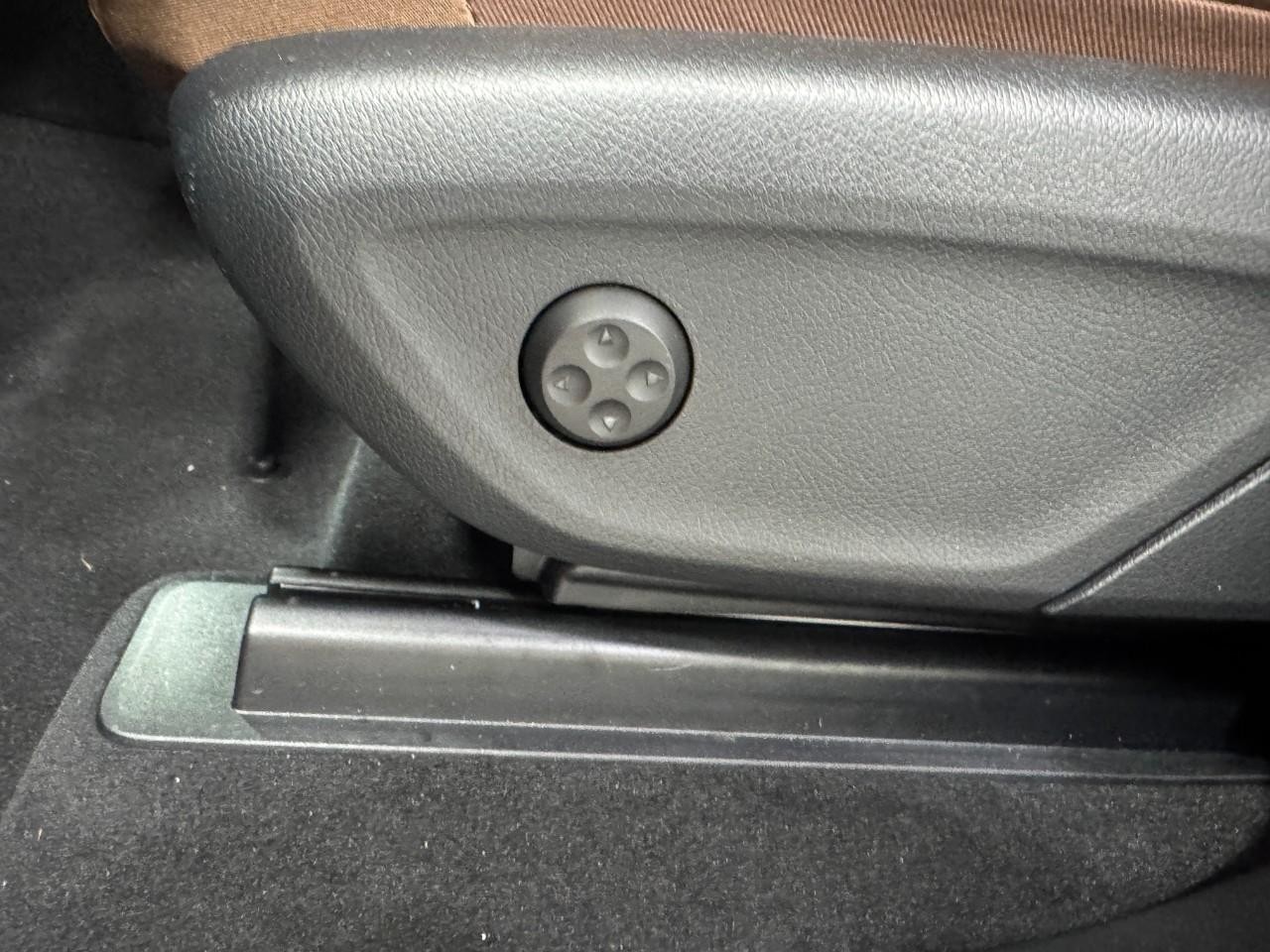 Mercedes-Benz GLE Vehicle Full-screen Gallery Image 31