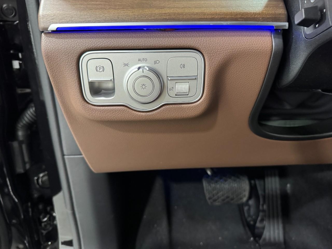 Mercedes-Benz GLE Vehicle Full-screen Gallery Image 32