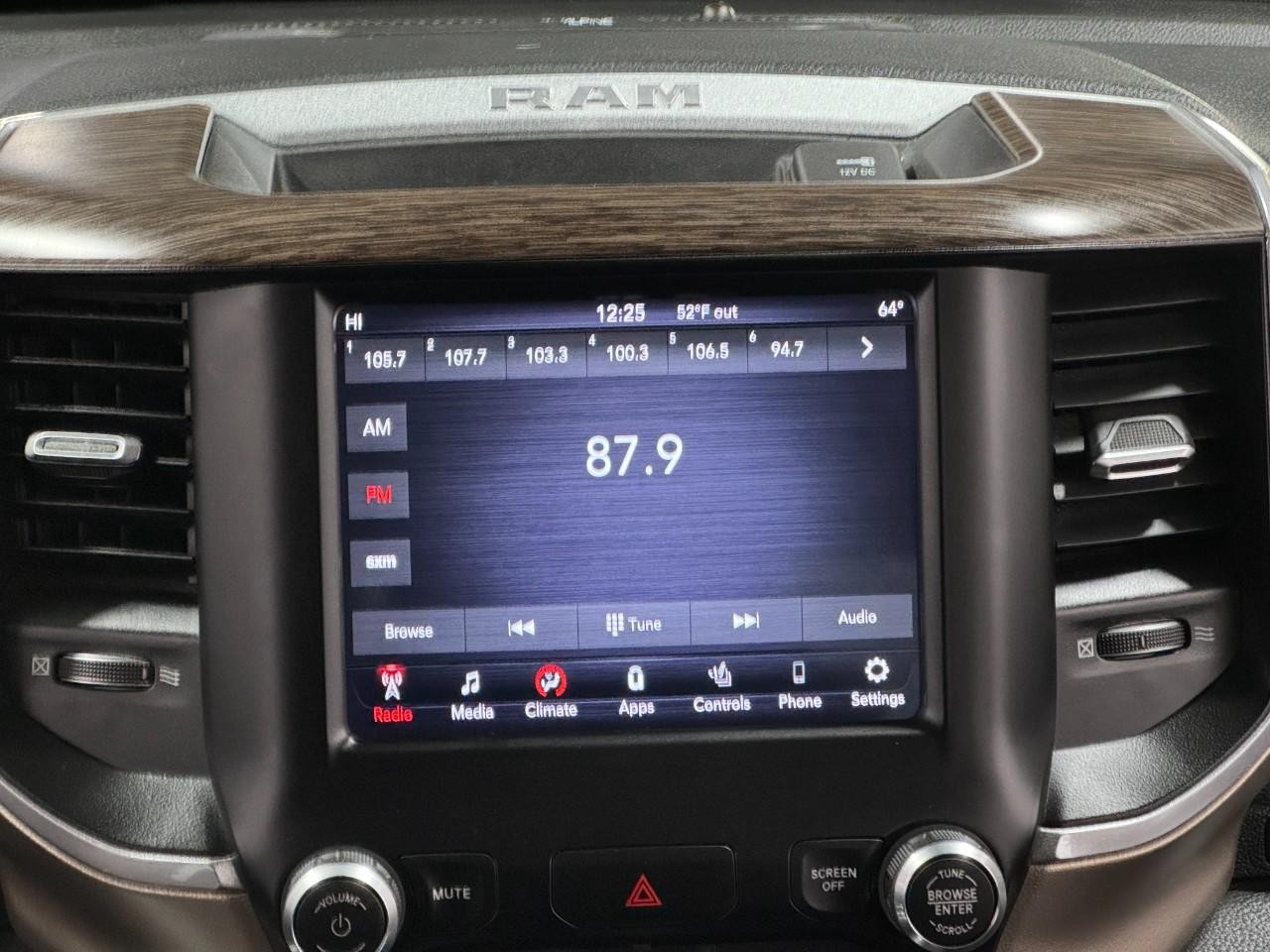 Ram 1500 Vehicle Full-screen Gallery Image 13
