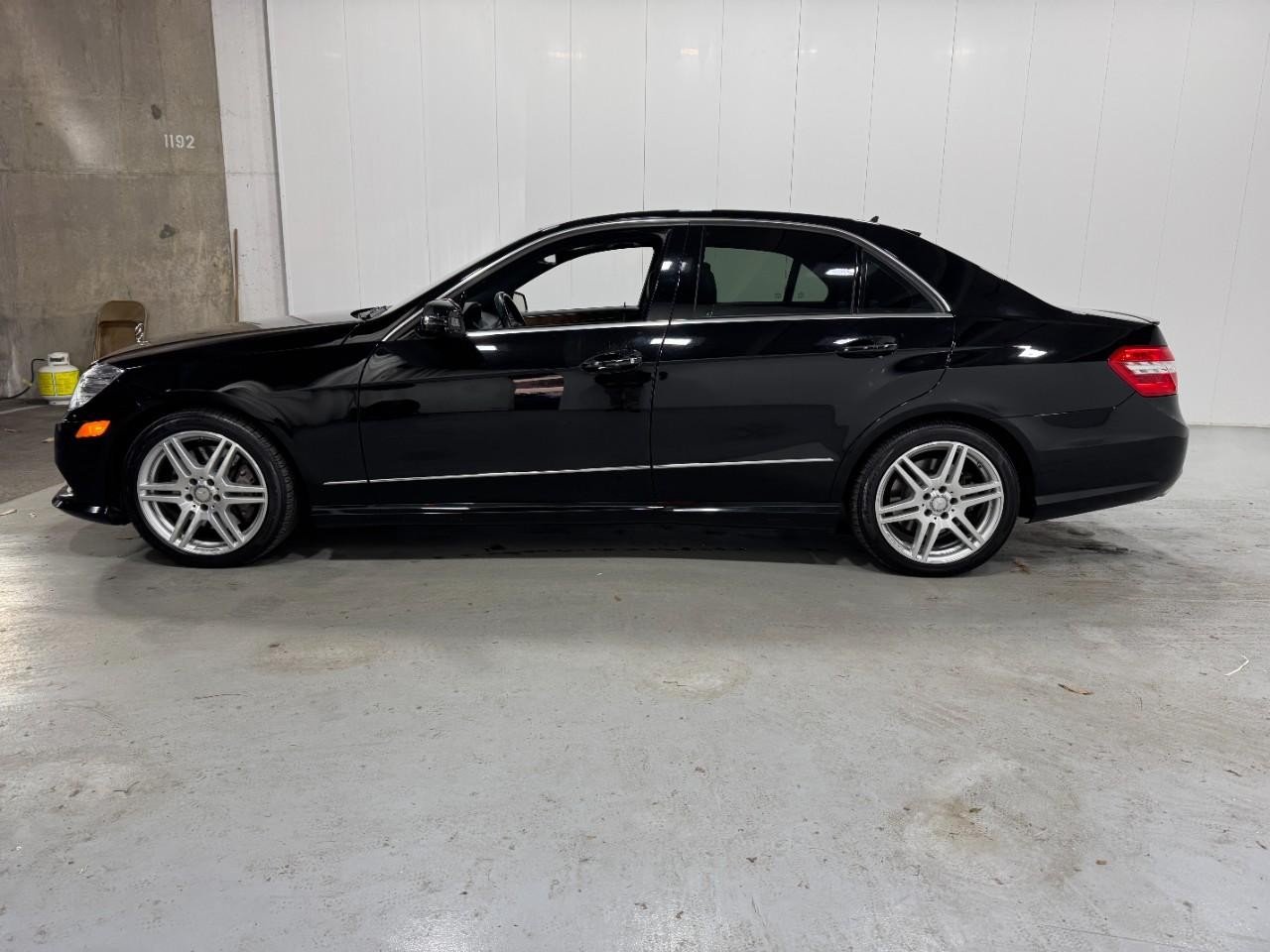 Mercedes-Benz E-Class Vehicle Full-screen Gallery Image 2