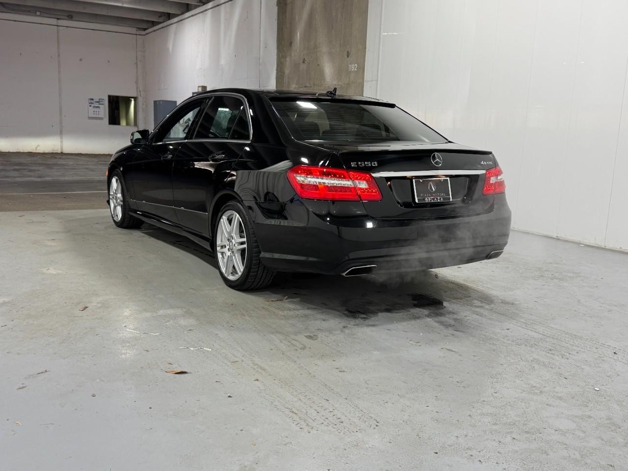 Mercedes-Benz E-Class Vehicle Full-screen Gallery Image 3