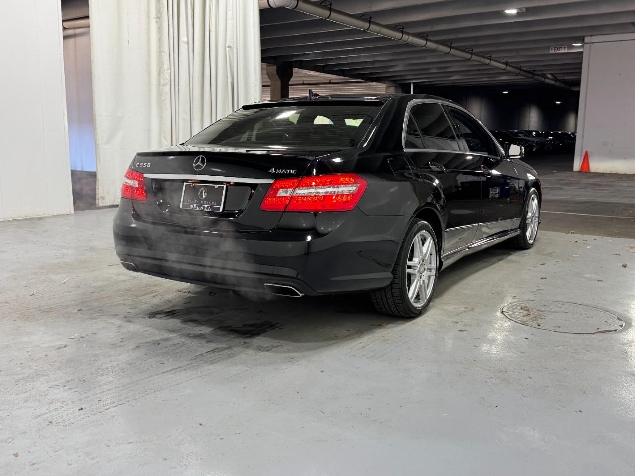 Mercedes-Benz E-Class Vehicle Full-screen Gallery Image 4