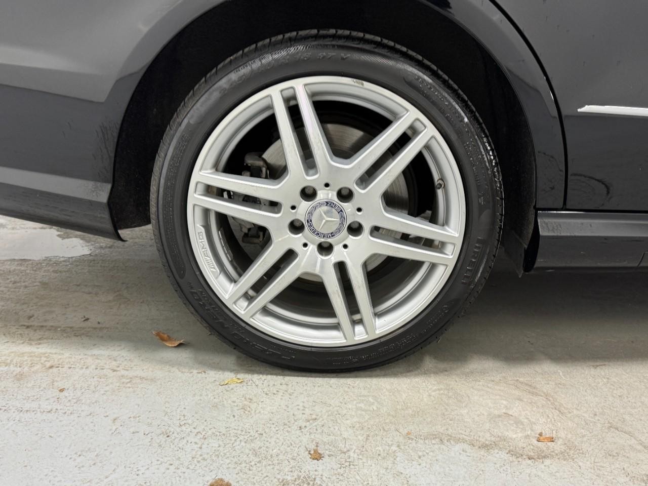 Mercedes-Benz E-Class Vehicle Full-screen Gallery Image 5