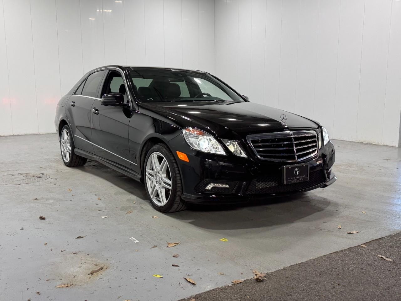 Mercedes-Benz E-Class Vehicle Full-screen Gallery Image 6