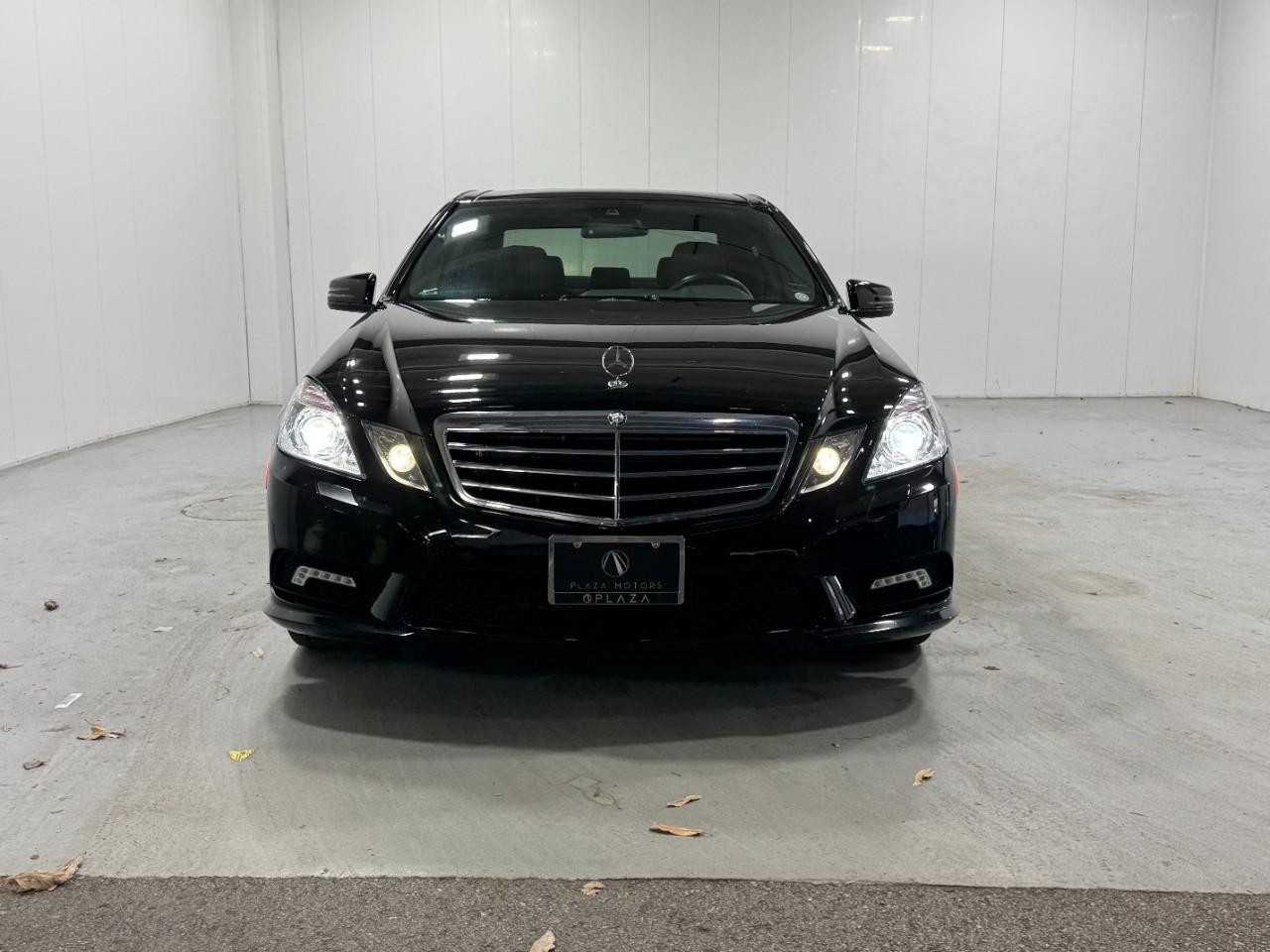 Mercedes-Benz E-Class Vehicle Full-screen Gallery Image 7