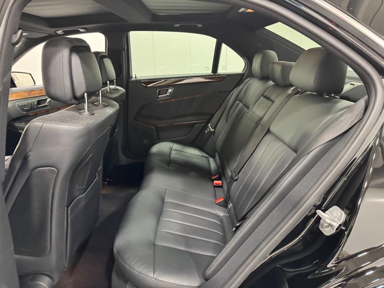 Mercedes-Benz E-Class Vehicle Full-screen Gallery Image 8