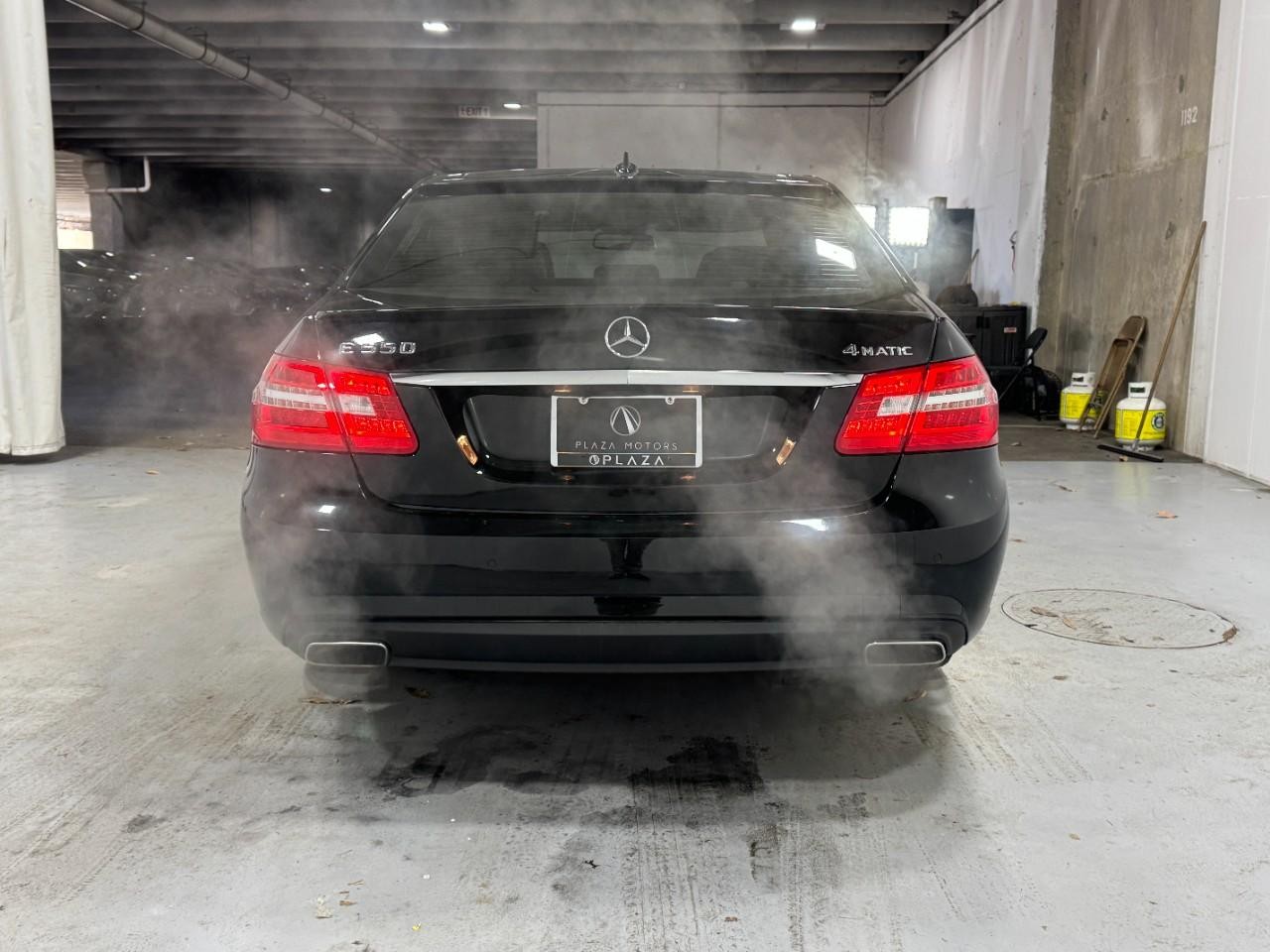 Mercedes-Benz E-Class Vehicle Full-screen Gallery Image 9