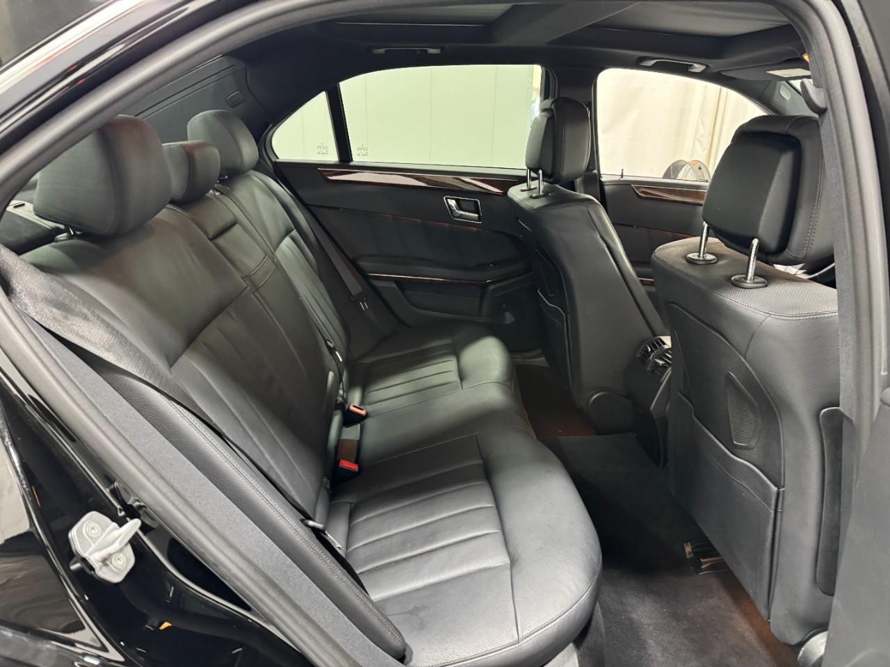 Mercedes-Benz E-Class Vehicle Full-screen Gallery Image 10