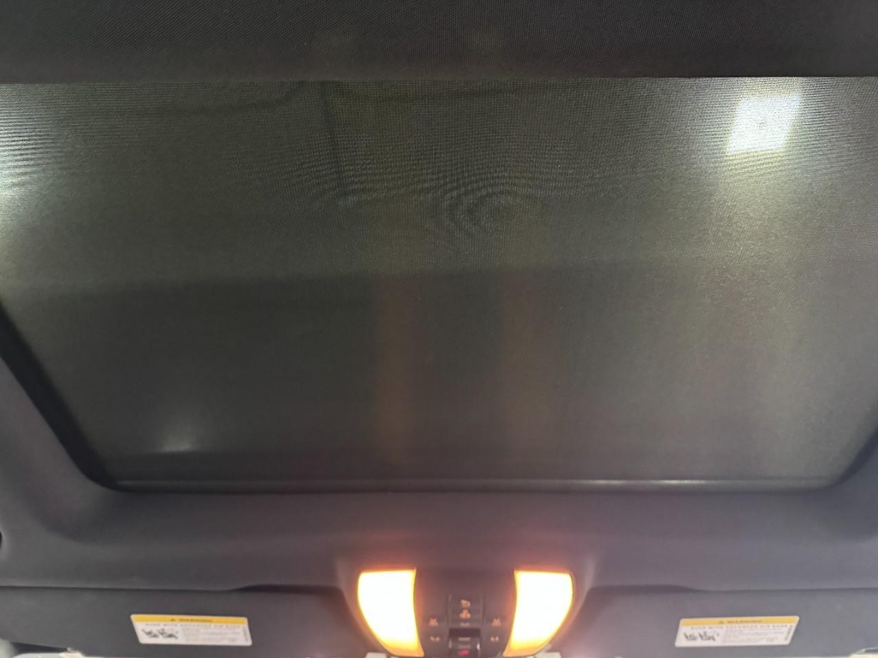 Mercedes-Benz E-Class Vehicle Full-screen Gallery Image 11