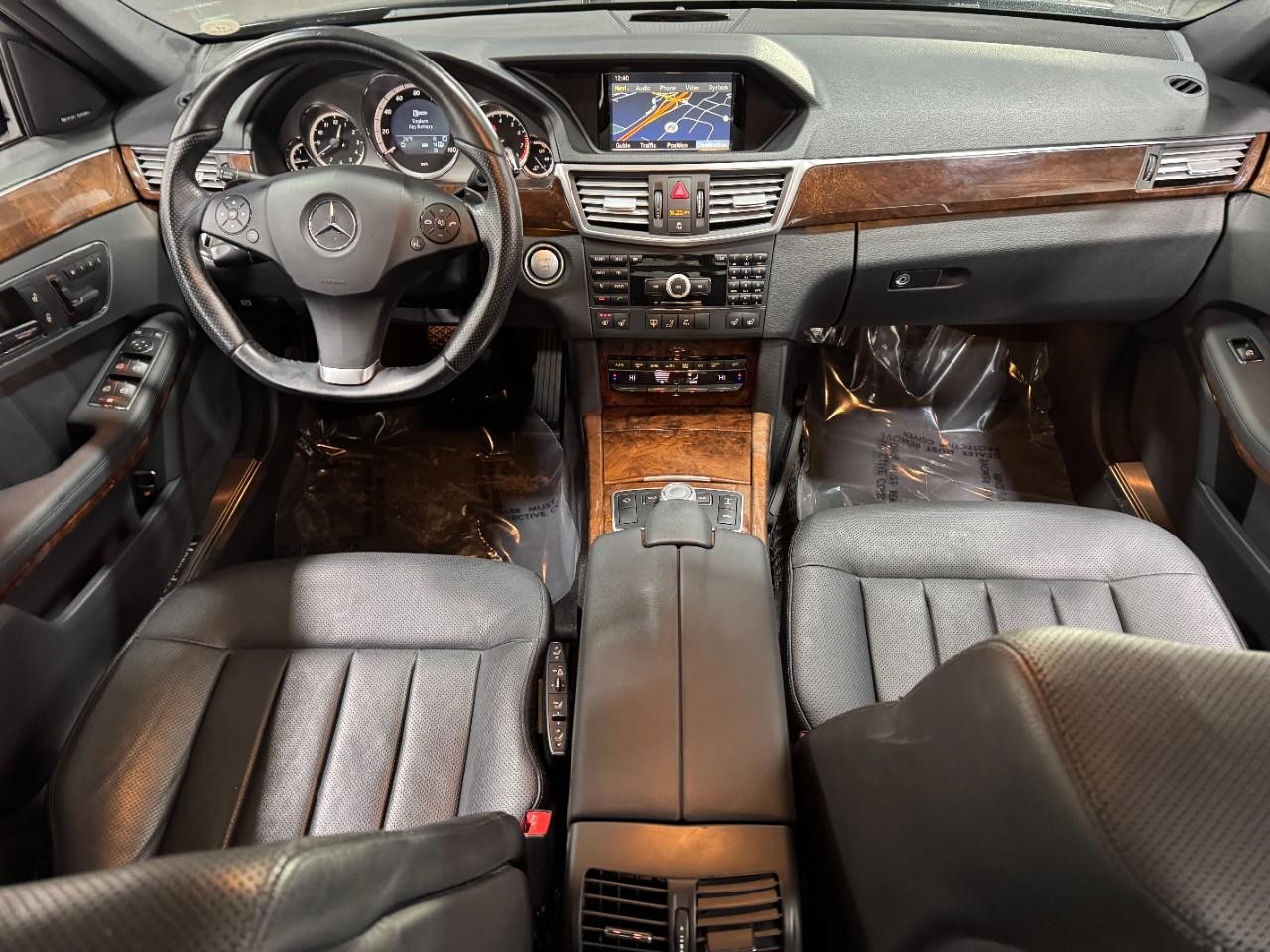 Mercedes-Benz E-Class Vehicle Full-screen Gallery Image 12