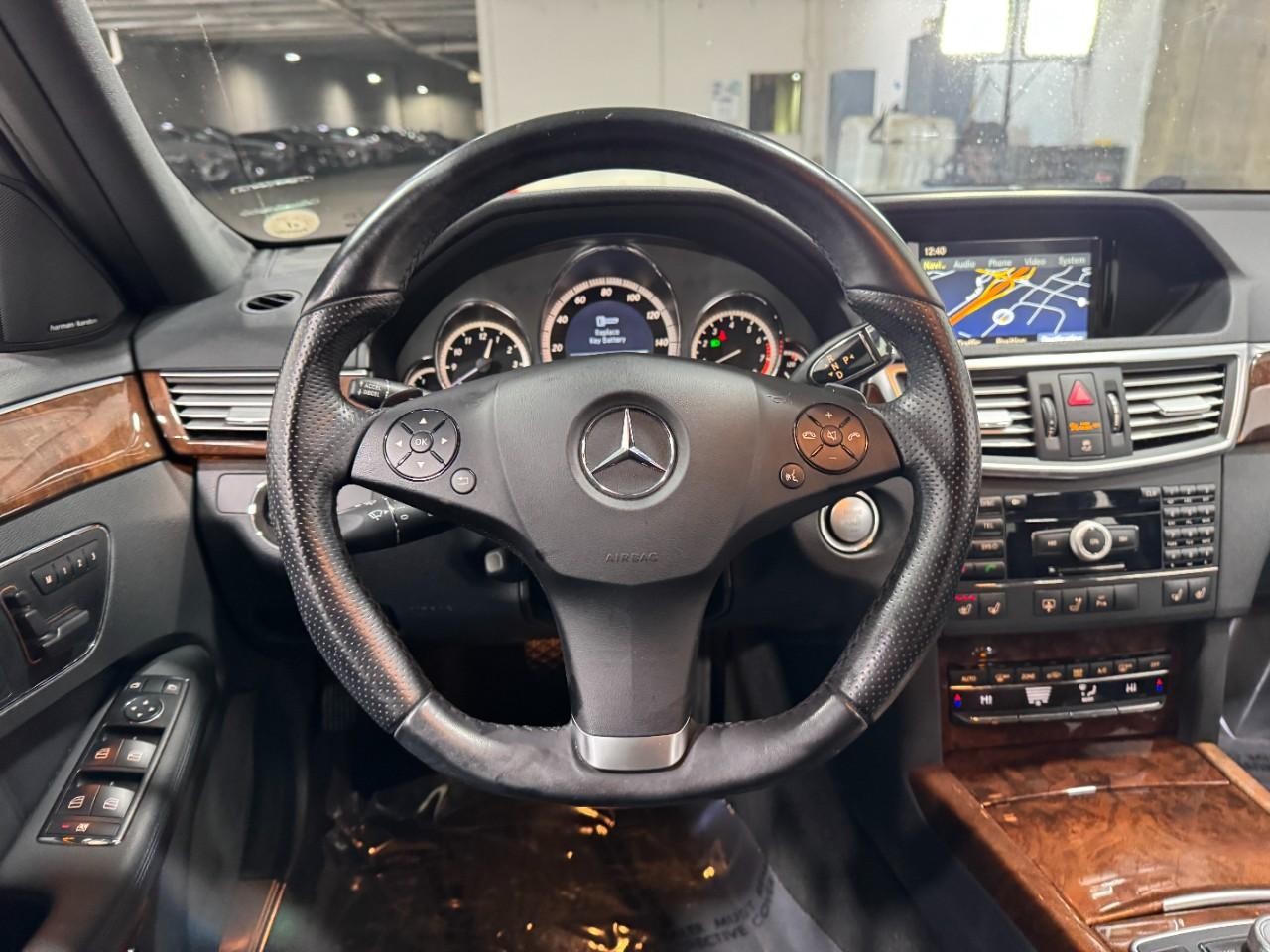 Mercedes-Benz E-Class Vehicle Full-screen Gallery Image 13