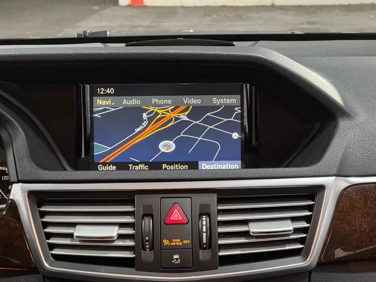 Mercedes-Benz E-Class Vehicle Full-screen Gallery Image 14