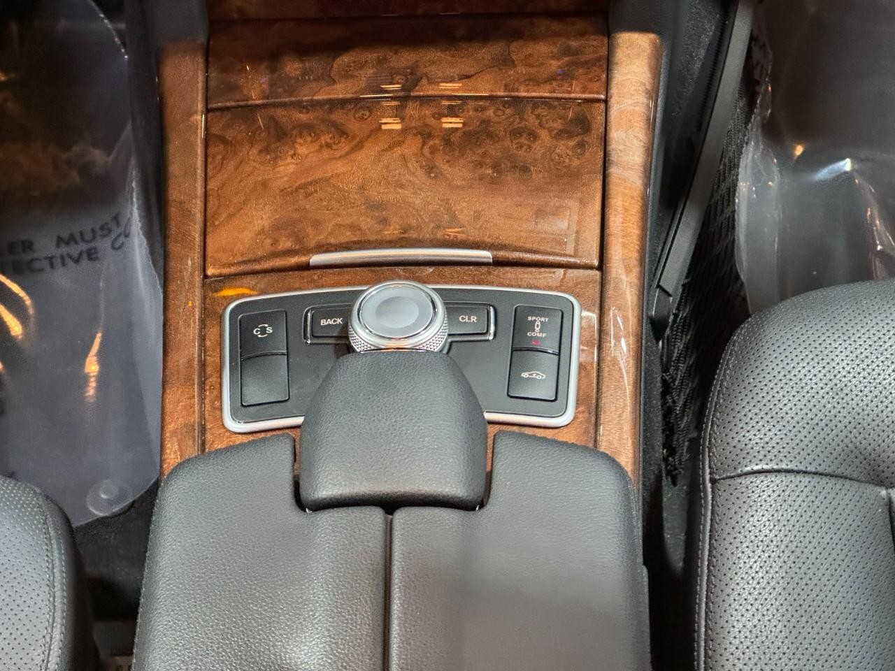 Mercedes-Benz E-Class Vehicle Full-screen Gallery Image 16