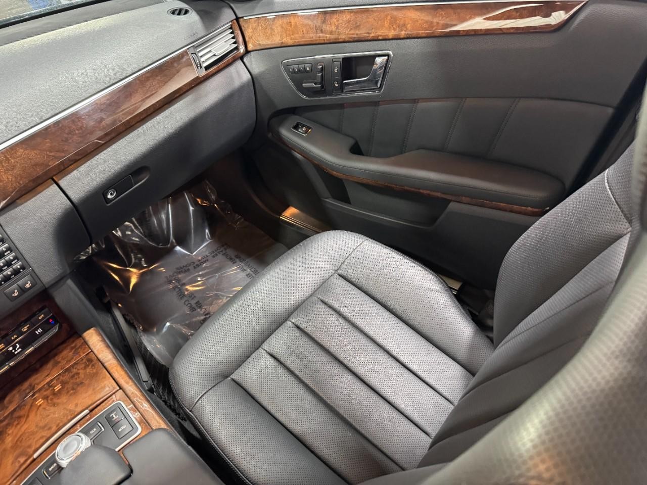 Mercedes-Benz E-Class Vehicle Full-screen Gallery Image 17