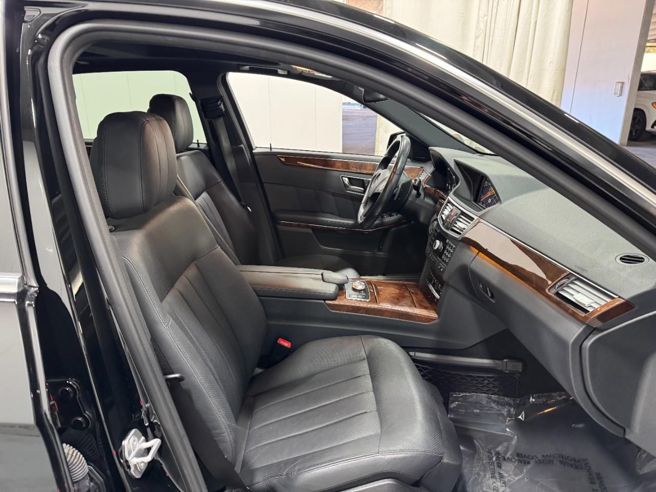 Mercedes-Benz E-Class Vehicle Full-screen Gallery Image 18