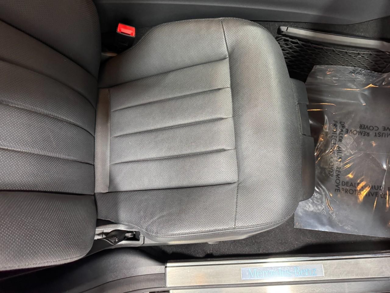 Mercedes-Benz E-Class Vehicle Full-screen Gallery Image 19