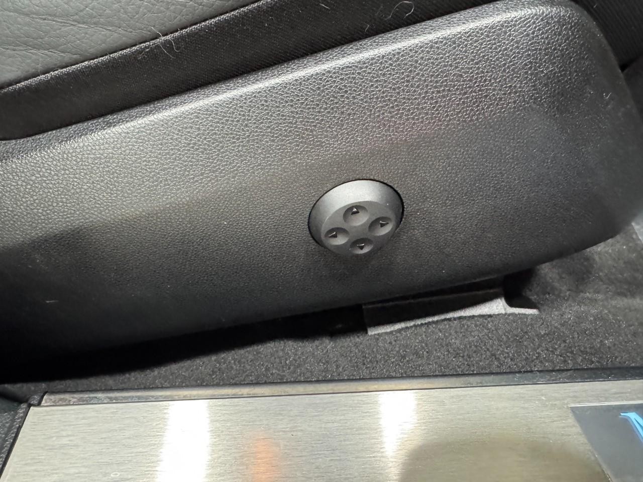 Mercedes-Benz E-Class Vehicle Full-screen Gallery Image 20