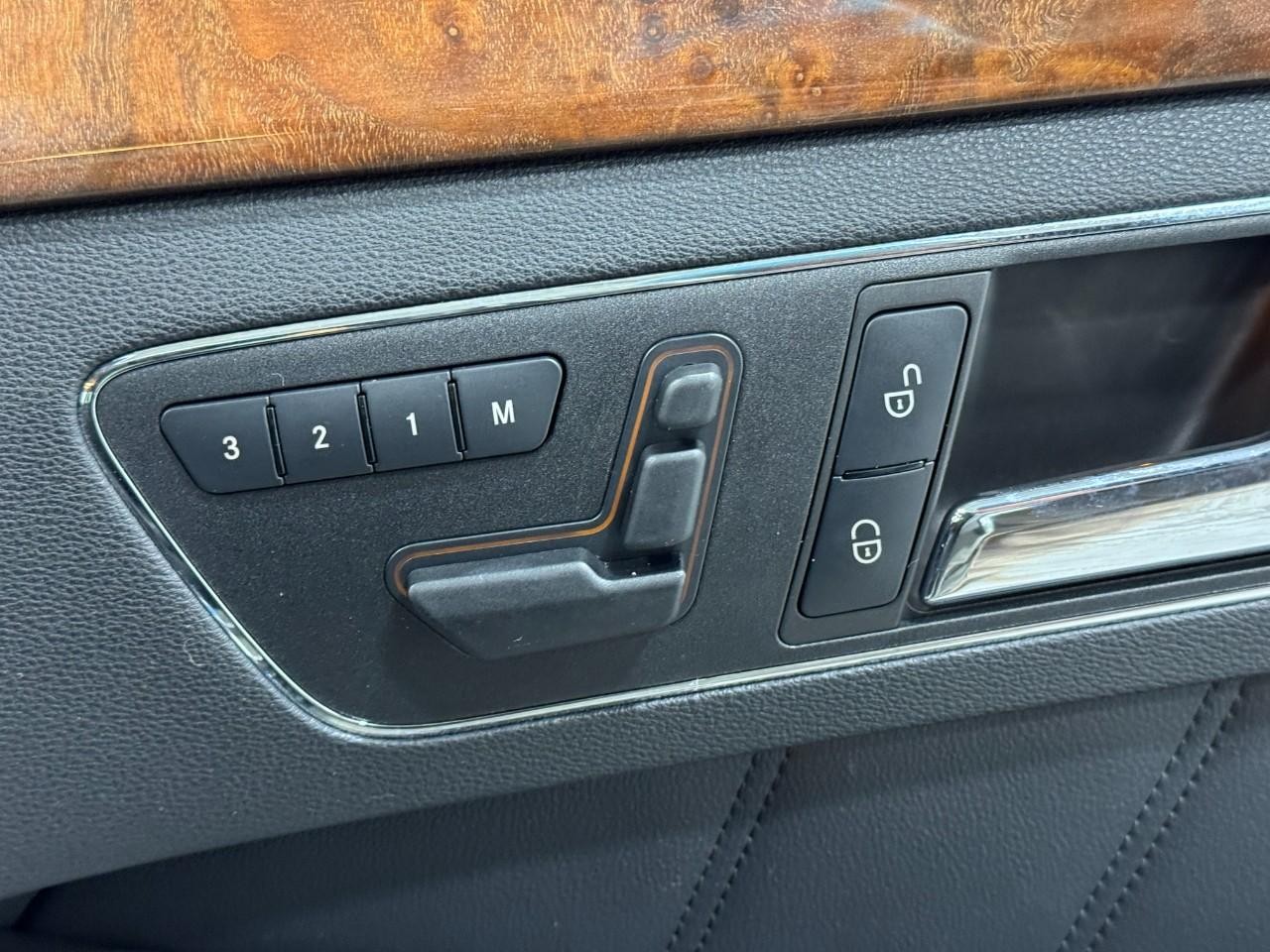 Mercedes-Benz E-Class Vehicle Full-screen Gallery Image 21