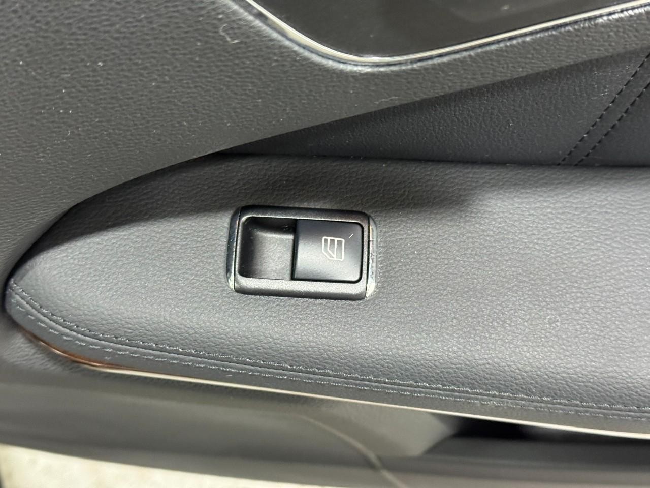 Mercedes-Benz E-Class Vehicle Full-screen Gallery Image 22