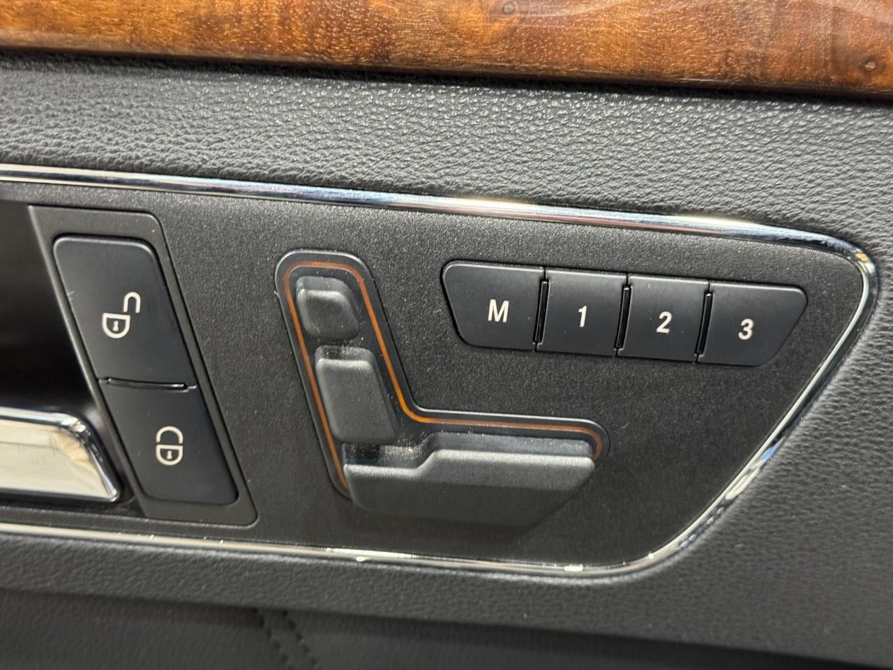 Mercedes-Benz E-Class Vehicle Full-screen Gallery Image 24