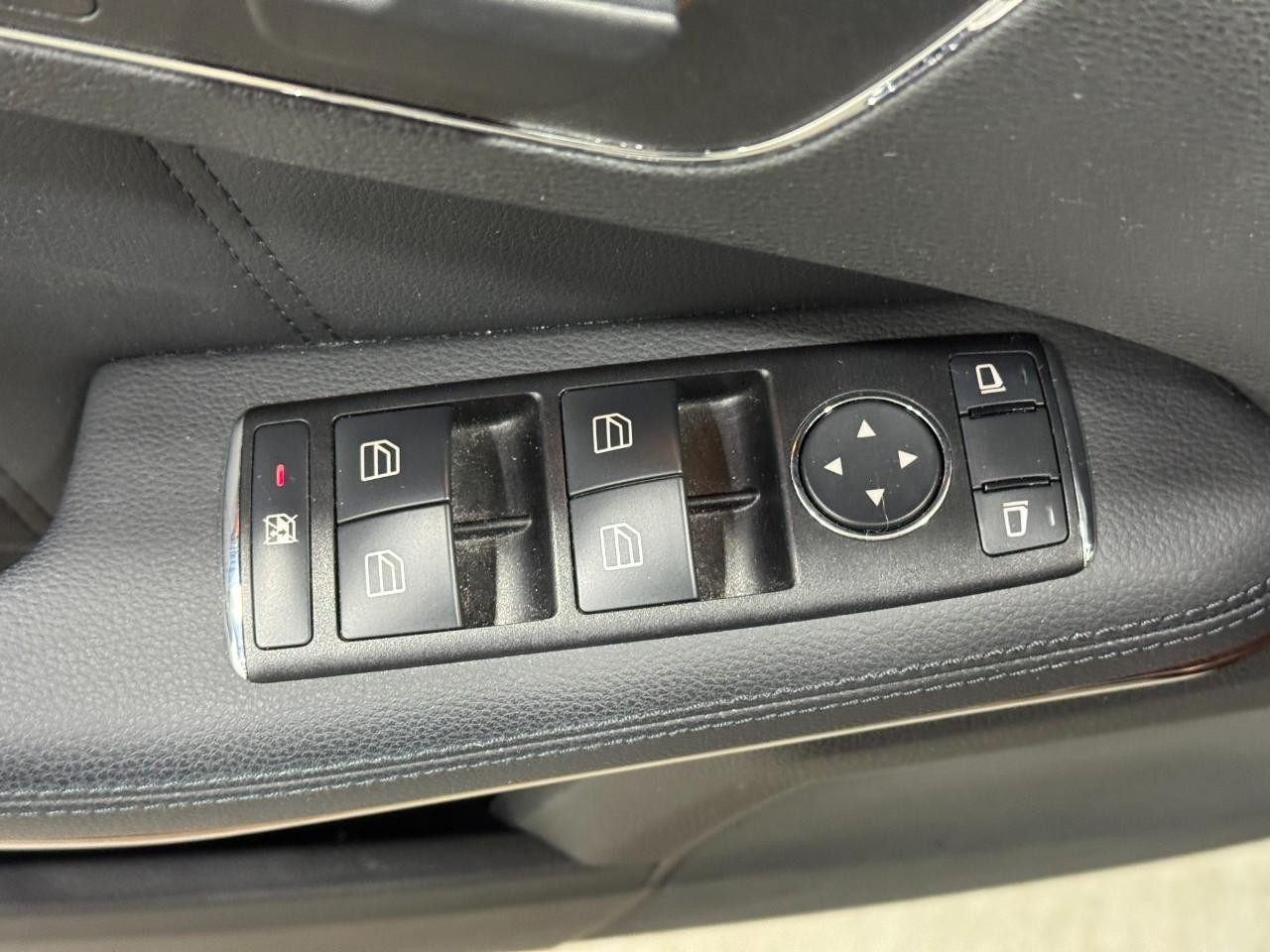 Mercedes-Benz E-Class Vehicle Full-screen Gallery Image 25