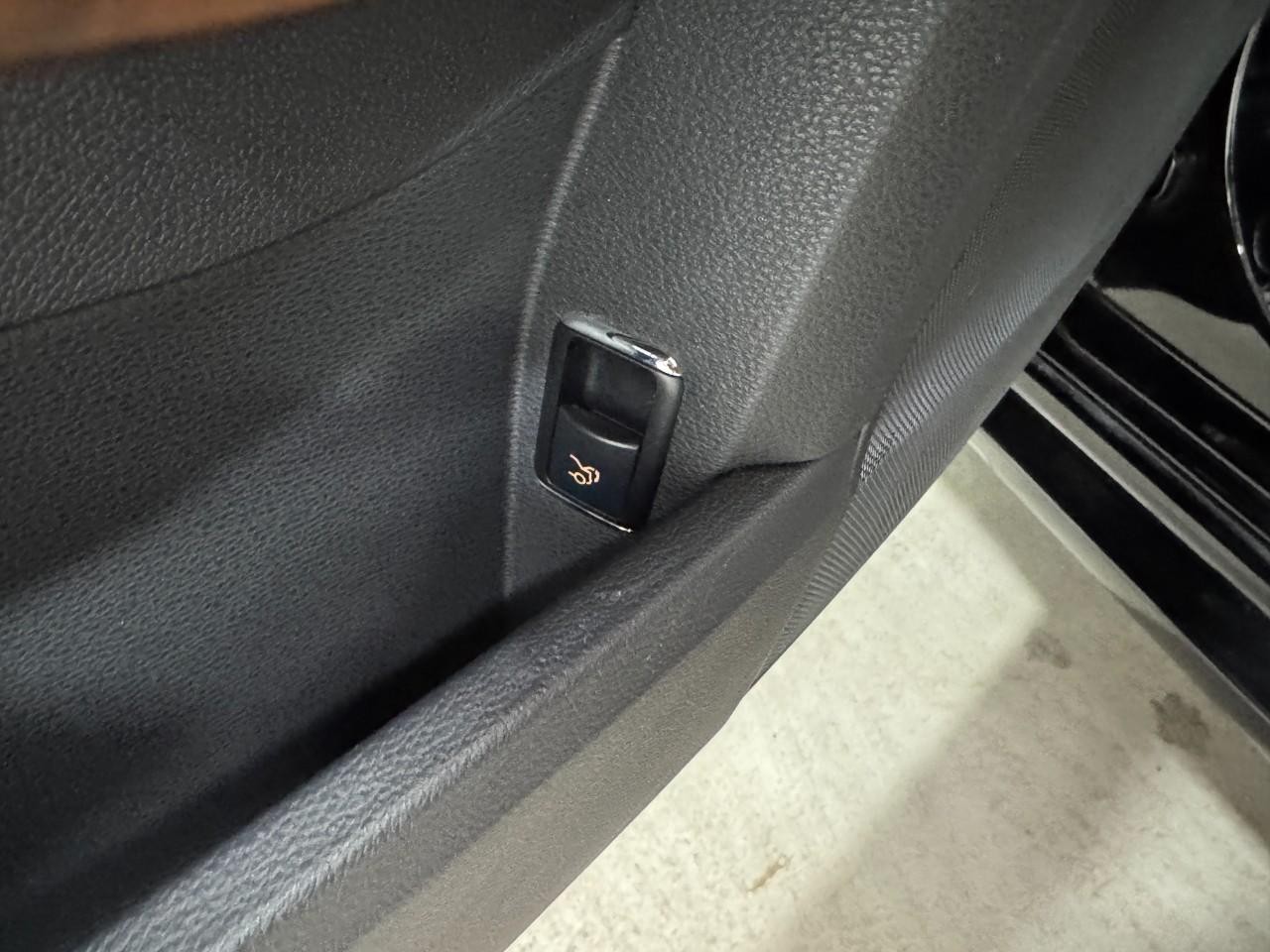 Mercedes-Benz E-Class Vehicle Full-screen Gallery Image 26