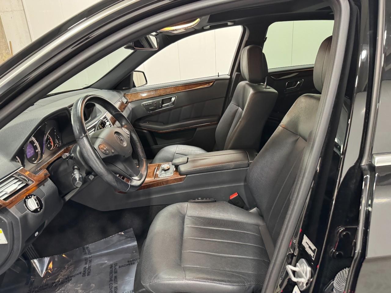 Mercedes-Benz E-Class Vehicle Full-screen Gallery Image 27