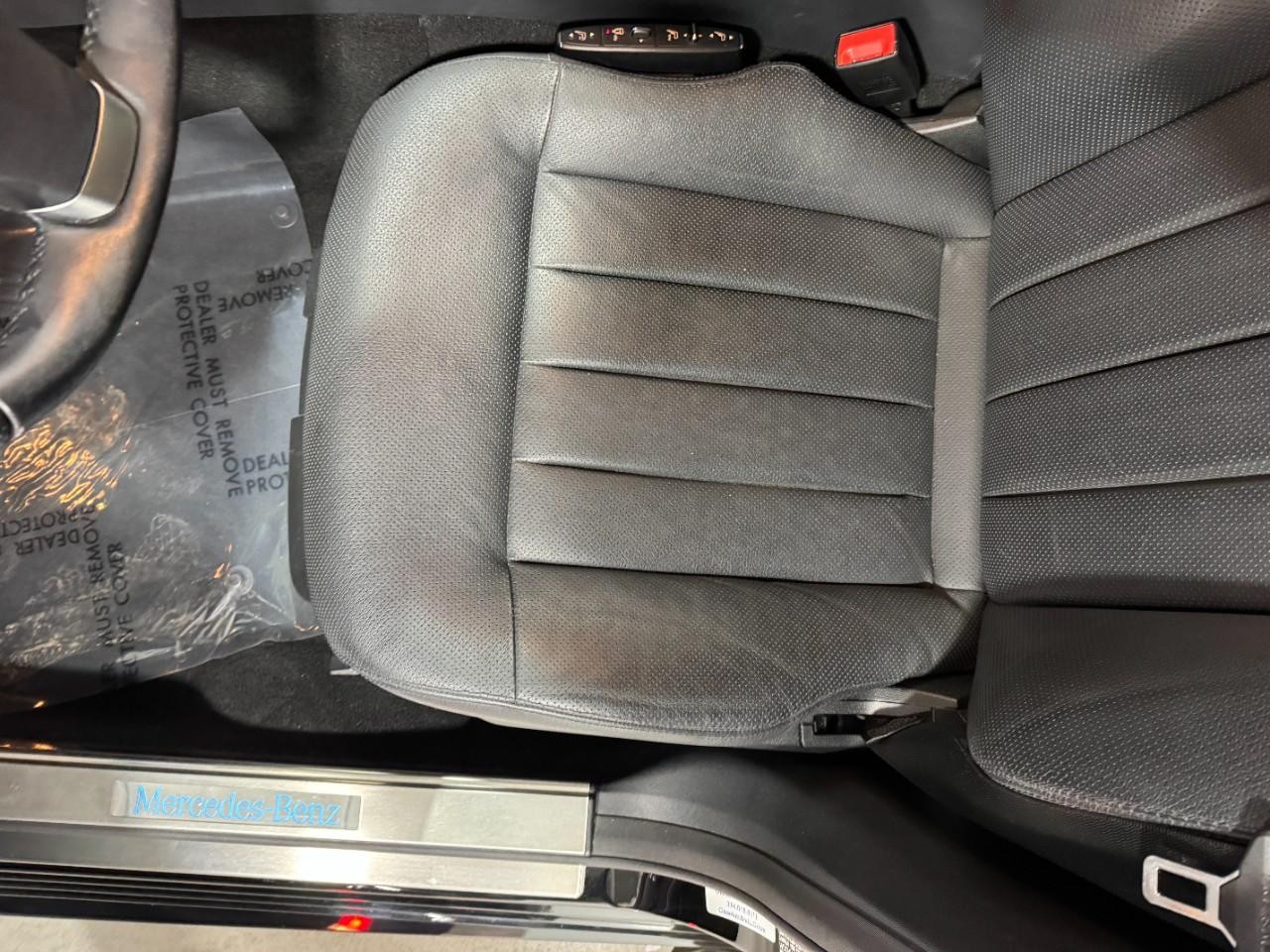 Mercedes-Benz E-Class Vehicle Full-screen Gallery Image 28