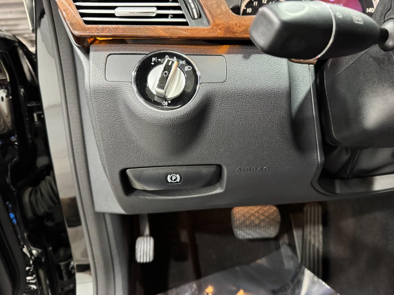 Mercedes-Benz E-Class Vehicle Full-screen Gallery Image 29