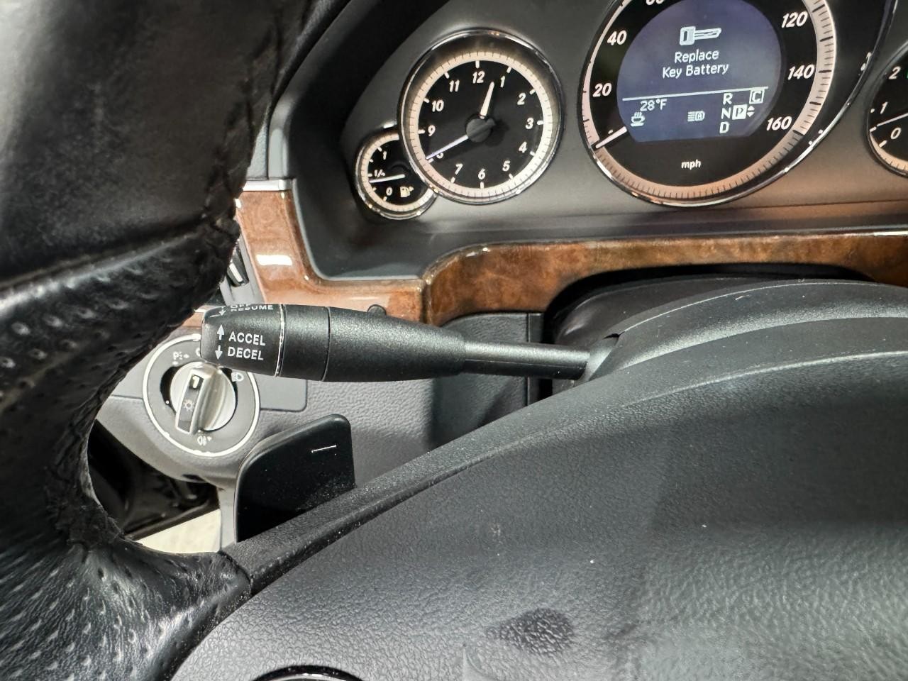 Mercedes-Benz E-Class Vehicle Full-screen Gallery Image 30