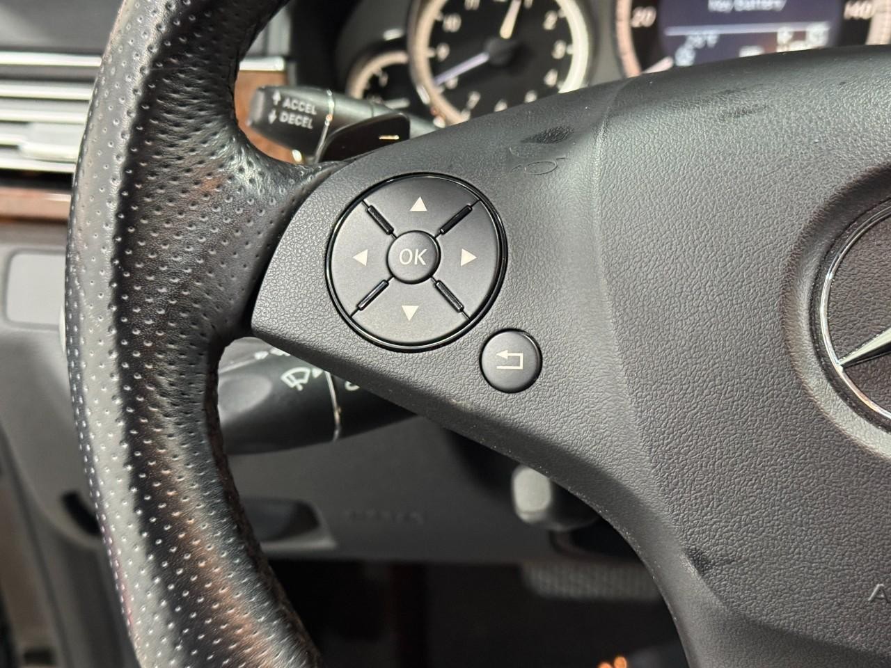 Mercedes-Benz E-Class Vehicle Full-screen Gallery Image 31