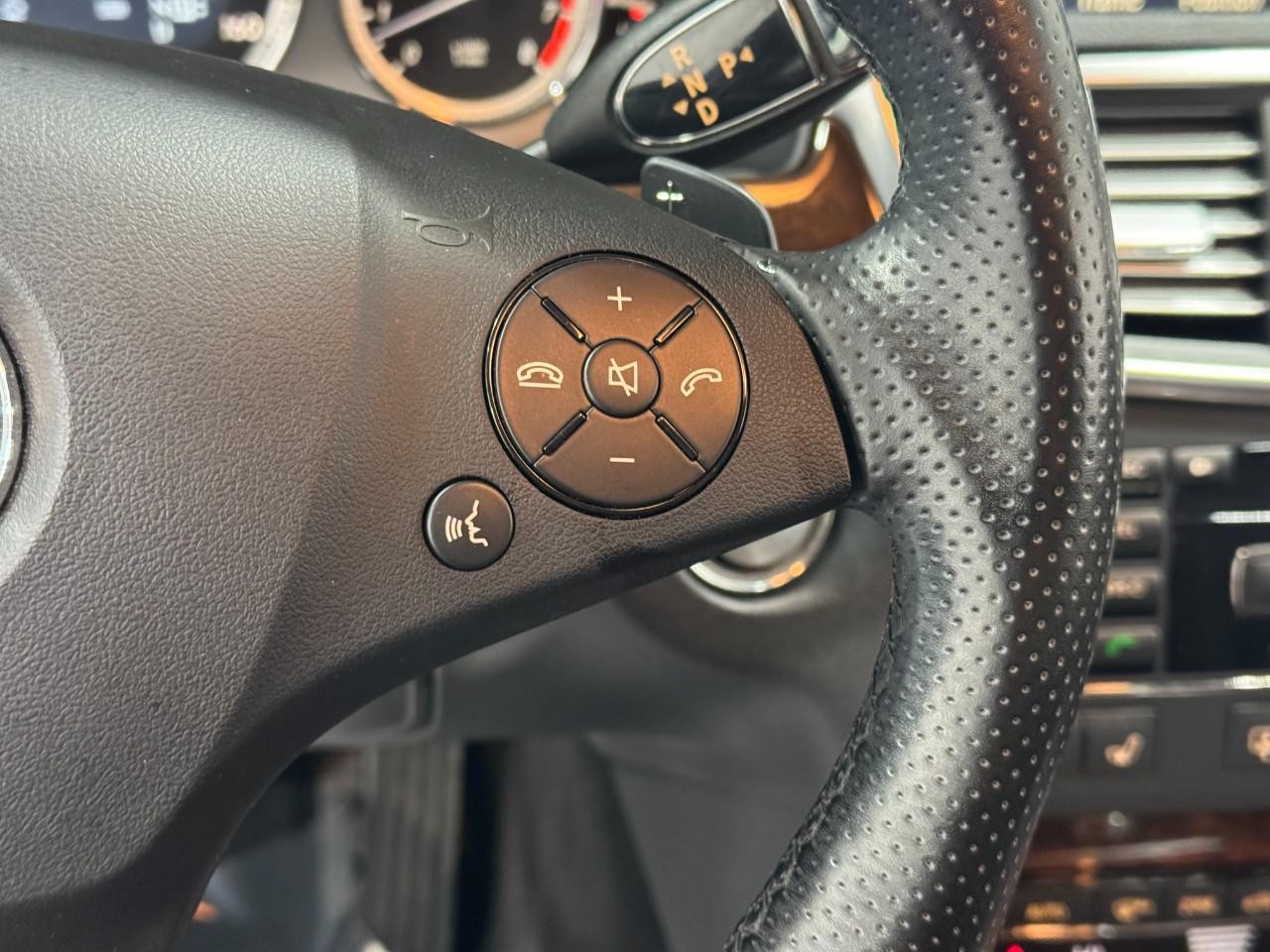 Mercedes-Benz E-Class Vehicle Full-screen Gallery Image 32