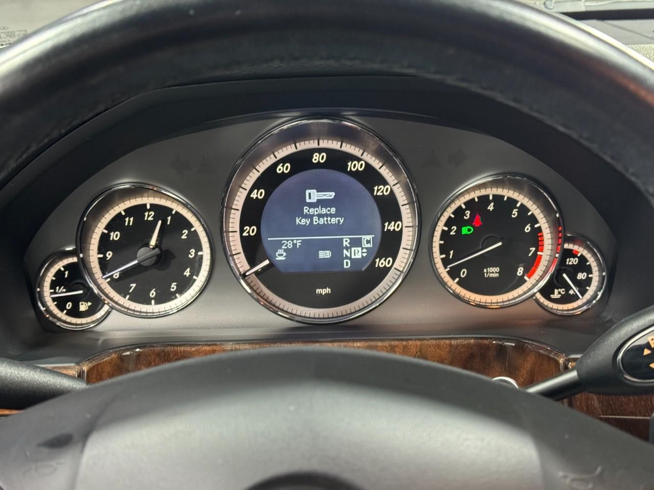 Mercedes-Benz E-Class Vehicle Full-screen Gallery Image 33