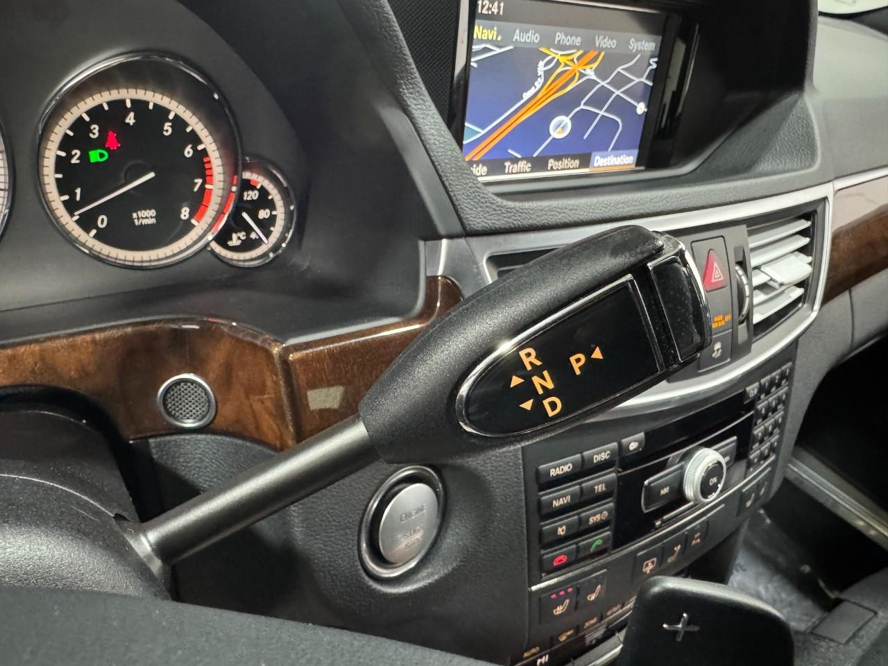 Mercedes-Benz E-Class Vehicle Full-screen Gallery Image 34