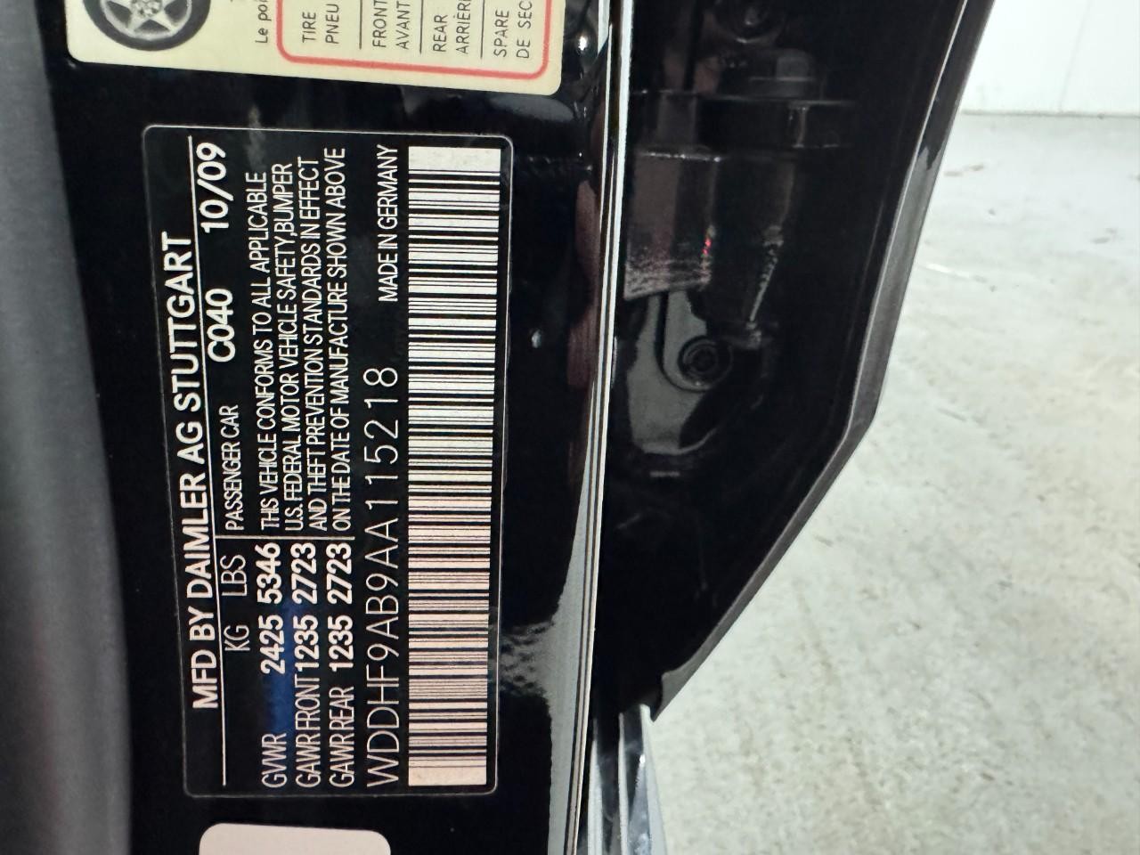 Mercedes-Benz E-Class Vehicle Full-screen Gallery Image 36