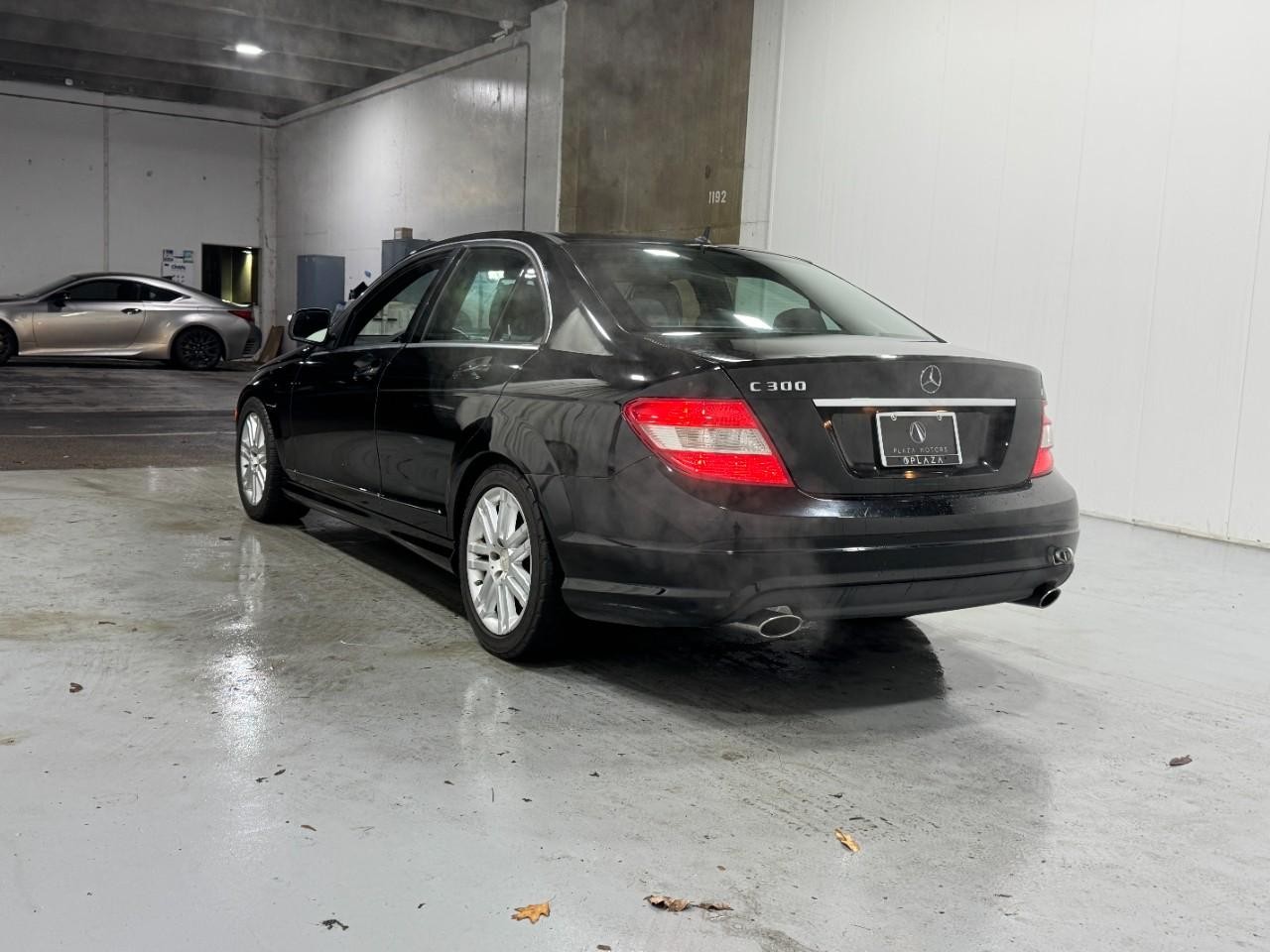 Mercedes-Benz C-Class Vehicle Full-screen Gallery Image 3