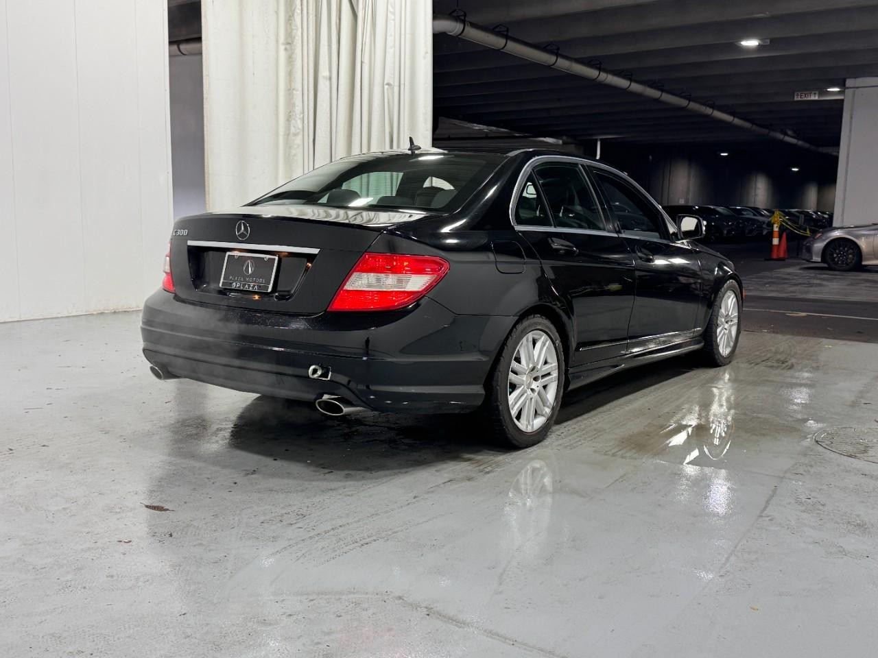 Mercedes-Benz C-Class Vehicle Full-screen Gallery Image 4