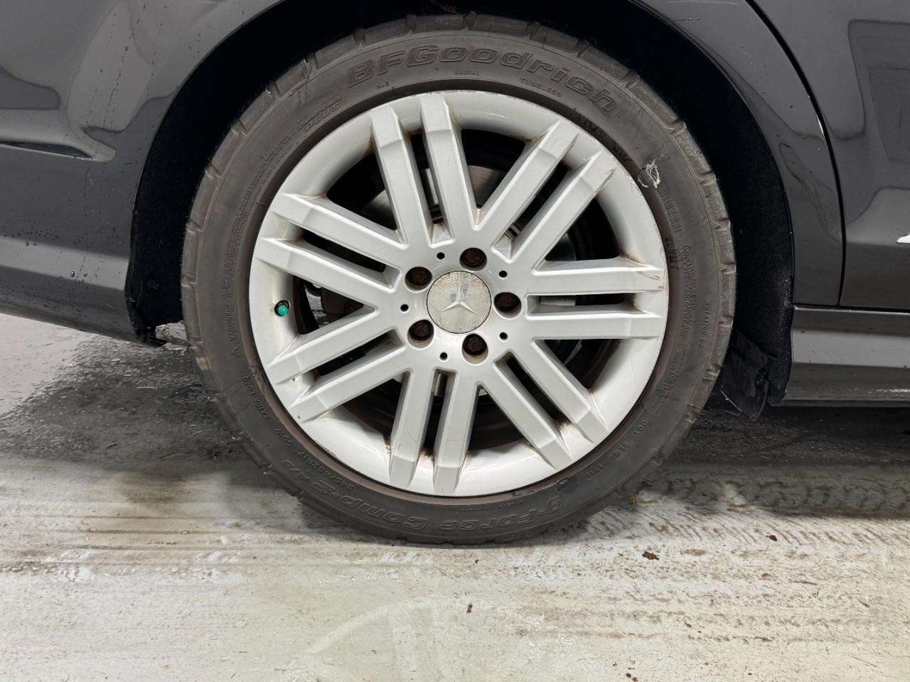 Mercedes-Benz C-Class Vehicle Full-screen Gallery Image 5