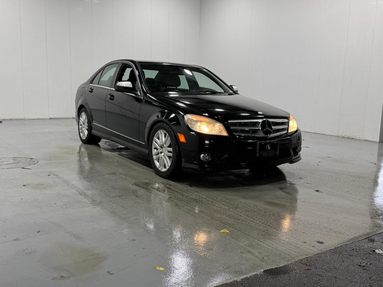 Mercedes-Benz C-Class Vehicle Full-screen Gallery Image 6