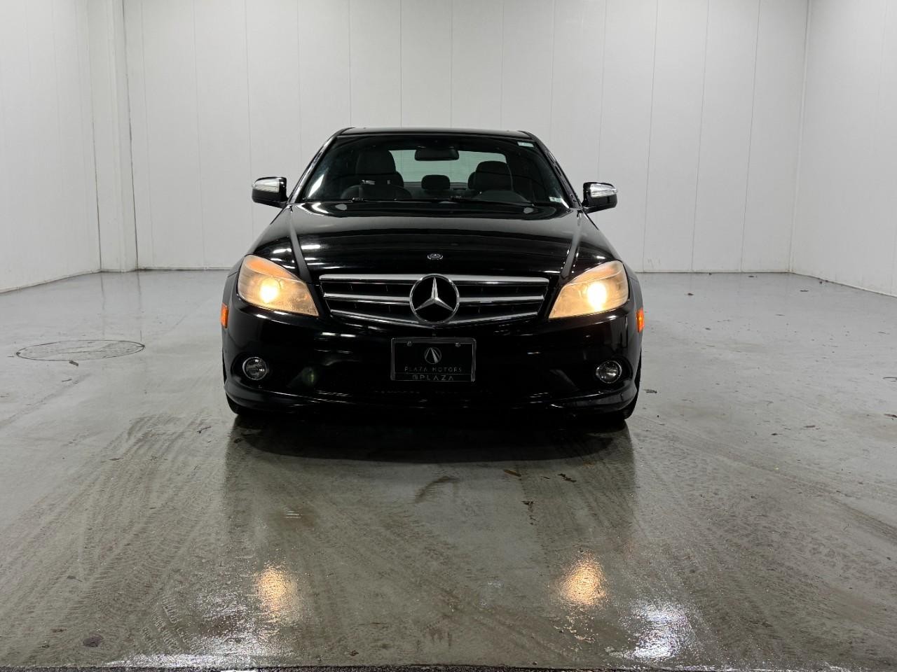 Mercedes-Benz C-Class Vehicle Full-screen Gallery Image 7