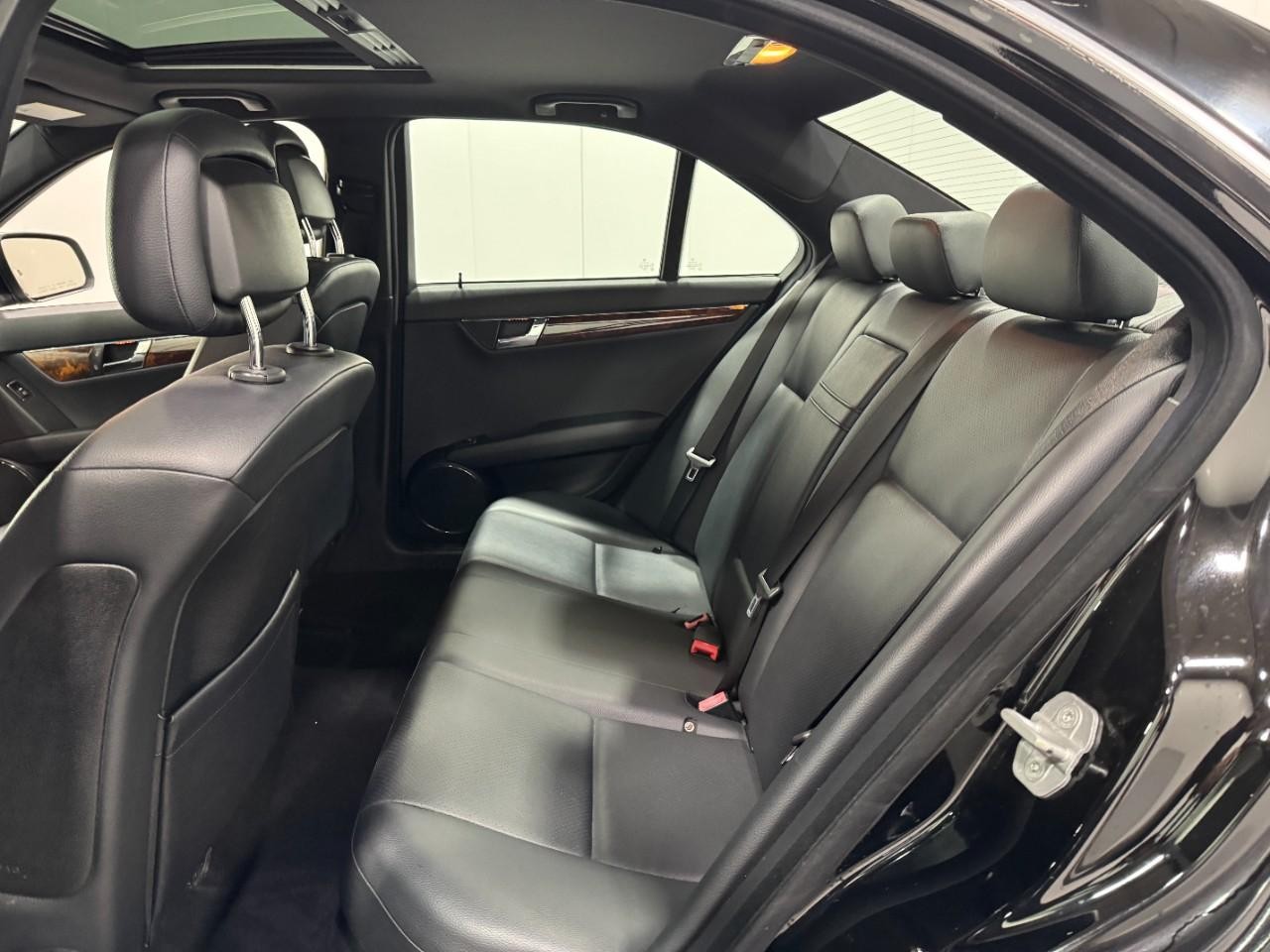 Mercedes-Benz C-Class Vehicle Full-screen Gallery Image 8