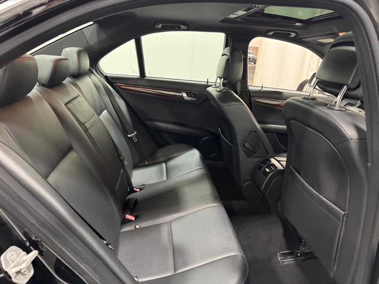 Mercedes-Benz C-Class Vehicle Full-screen Gallery Image 10