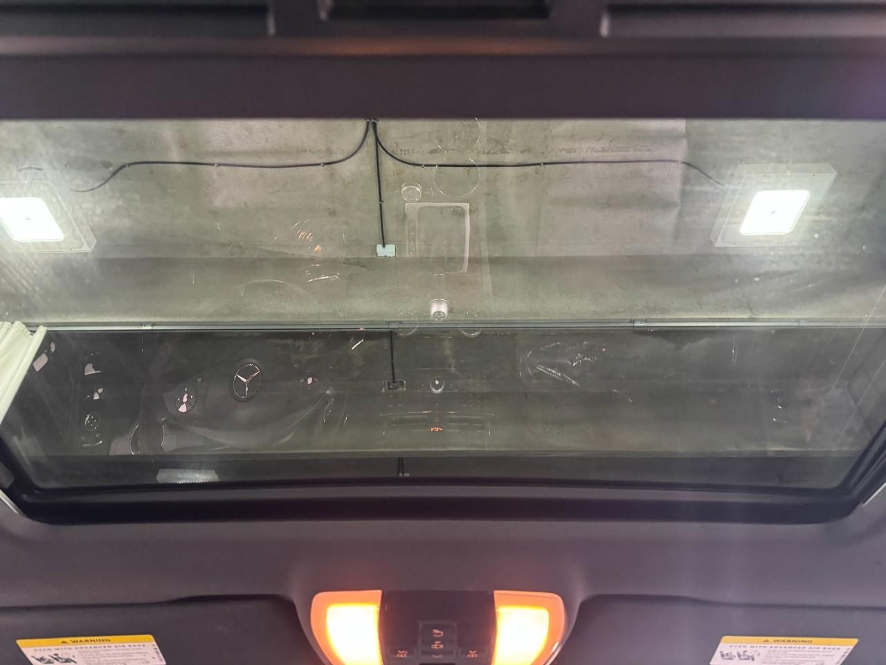 Mercedes-Benz C-Class Vehicle Full-screen Gallery Image 11